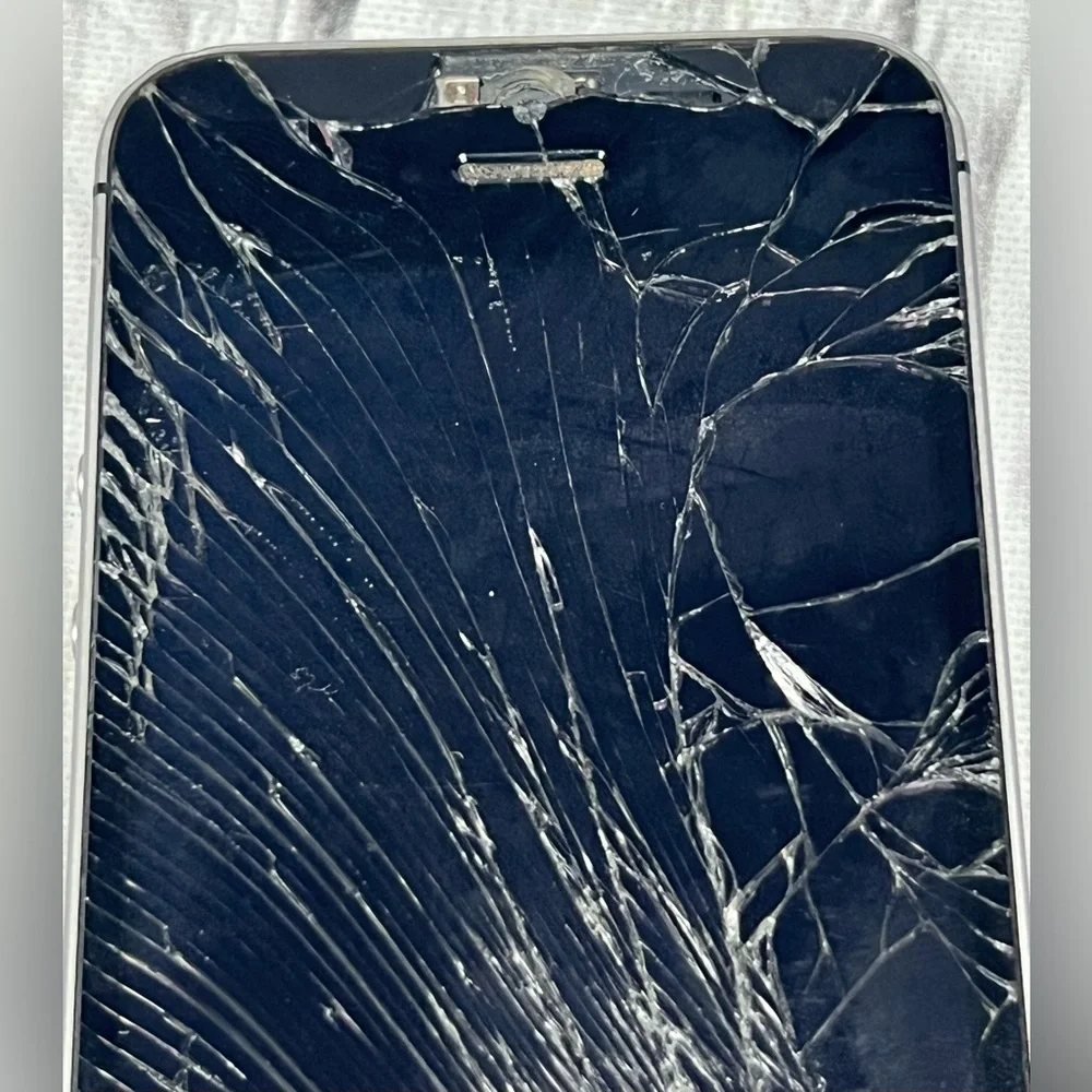 For Parts As-is Apple iPhone SE 32Gb A1662 Broken Screen And Back